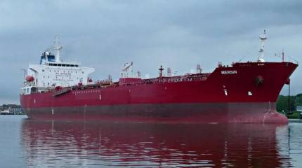 У берегов Африки тонет следовавший из России в Сенегал нефтяной танкер