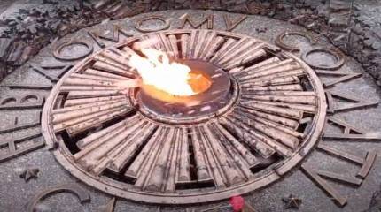 Люди в Киеве несут цветы в Парк Славы к Вечному огню