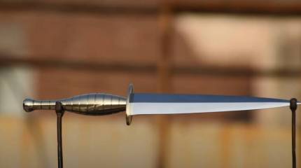 Мастер демонстрирует изготовление кинжала Ферберна-Сайкса британских коммандос