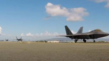 В США показали «прогулку» истребителей F-22 и других военных самолётов в международном аэропорту