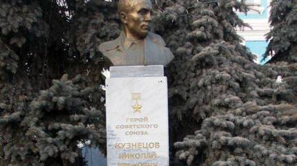 Неизвестные снесли памятник советскому разведчику Кузнецову, установленный в украинском селе Повча