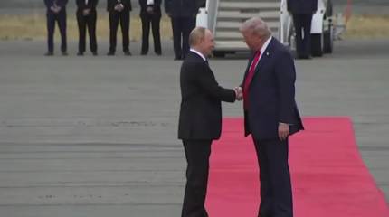 Они встретились: рукопожатие президентов России и США впервые зафиксировано на Аляске