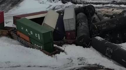 В США произошла очередная железнодорожная авария: сошел с рельсов перевозивший опасные материалы поезд
