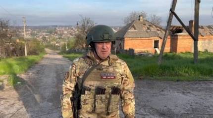 Пригожин: К Бахмуту противник ежедневно перебрасывает по 400-600 человек, примерно столько же теряет