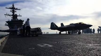 При неудачной попытке посадки истребителя F-35C повреждения получила палуба USS Carl Vinson и несколько других самолётов