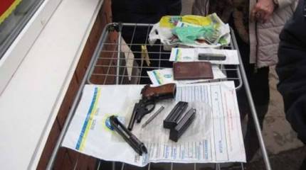 На рынке Кривого Рога с лотка продают огнестрельное оружие и боеприпасы