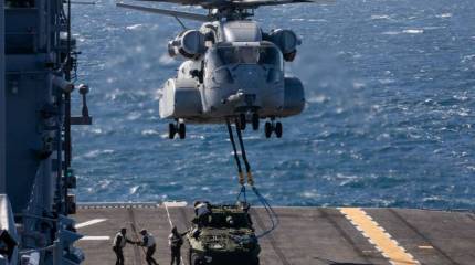 «Грузоподъёмность выросла в три раза»: обновленный американский CH-53K поднял в воздух бронемашину LAV-25