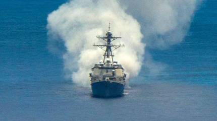 Карбоновые облака скрывают эсминцы от противокорабельных ракет