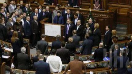 Депутаты ВРУ предлагают срочно ввести военное положение