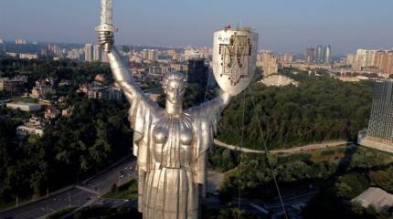 Советская звезда и тризуб на фоне дыр: как сейчас выглядит скульптура «Родина-мать» в Киеве