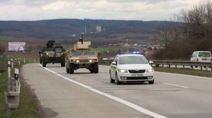 НАТО: мы никому не угрожаем, мы обороняемся