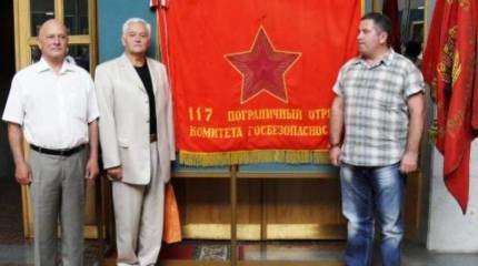 Неважно, кто первым сказал «Ни шагу назад!»