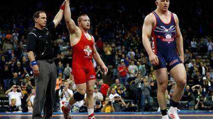 Посольство США? Нет, вокзальный напёрсточник!