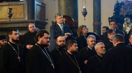 Нарочно не придумаешь. Рядом с Порошенко упал в обморок священник