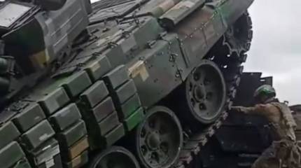 Танк ВСУ после атаки БПЛА «Ланцет» буквально «запрыгнул» на бронеавтомобиль американского производства