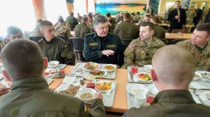 Как Порошенко американских военных кормил...