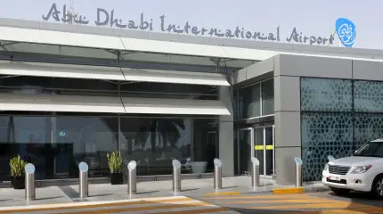 После иранской атаки на столицу ОАЭ аэропорт Абу-Даби окутал дым