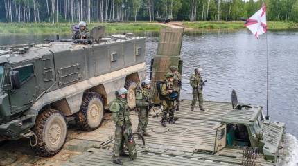 В сети обсуждается фото с бойцом в экзоскелете при форсировании водной преграды