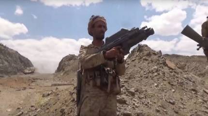 Хуситам достались трофеи в виде бельгийских автоматов FN F2000 саудовского спецназа Нацгвардии