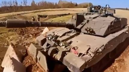 На Украине публикуют кадры, на которых танк Challenger-2 на полигоне преодолевает препятствие в виде «зубов дракона»
