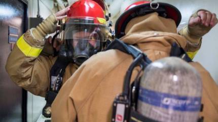 Свидетель подтвердил нахождение обвиняемого в поджоге корабля Bonhomme Richard ВМС США моряка рядом с очагом пожара