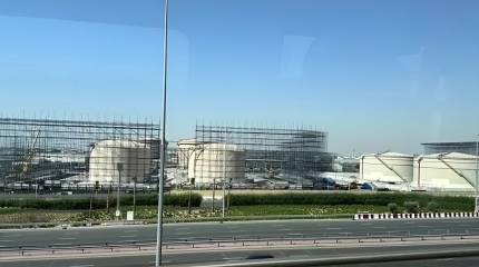 В ОАЭ нефтяные резервуары закрывают от атак БПЛА металлическими решётками