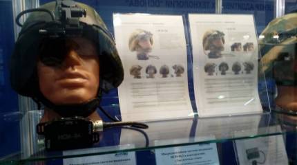 Показаны современные российские микродисплейные системы индикации, включая "очки" танкиста