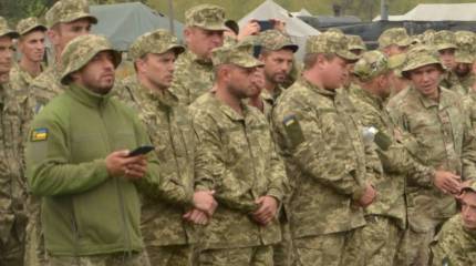 «Один с бутылкой, другой с телефоном»: украинцы комментируют строй резервистов, которым «поднимали боевой дух»