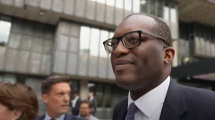 Пресса Британии: Чтобы удержаться в кресле премьера, Трасс собралась уволить министра финансов Кваси Квартенга