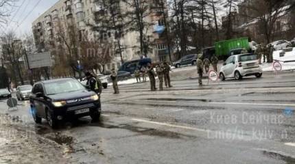 В Киеве начали появляться блокпосты с военными, предположительно раздающими повестки