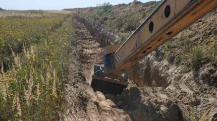 Украинские пограничники начали рыть противотанковые рвы на границе с Россией