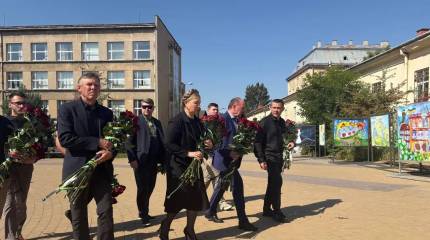 Зеленский не посетил похороны Парубия, что приводит к падению его рейтинга на западе Украины
