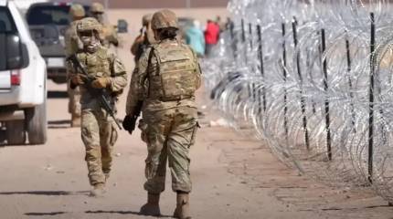 Большая колонна дальнобойщиков направляется в Техас для помощи в защите границы с Мексикой