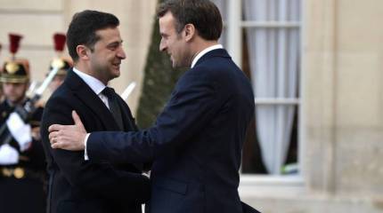 Зеленский назвал болезненным заявление Макрона о том, что украинцы и россияне «братские народы»