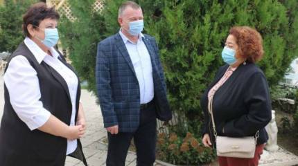 В российском Крыму открылось первое иностранное консульство, Украина угрожает санкциями