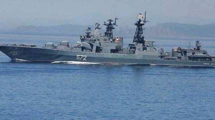 Появились кадры сближения БПК ТОФ и крейсера ВМС США: российские моряки загорают