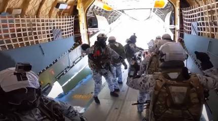 В Сети появилось видео высотного десантирования российских десантников