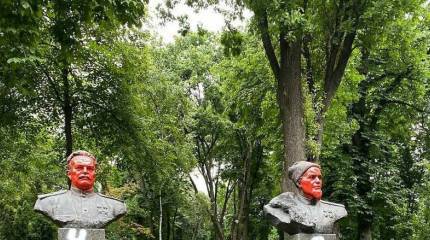 В парке Партизанской славы в Киеве вандалы оставили надпись «оккупант» на памятнике своему земляку Сидору Ковпаку