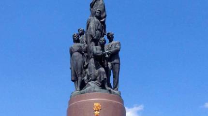 Краснодон и молодогвардейцы продолжают сражаться Краснодон и молодогвардейцы продолжают сражаться