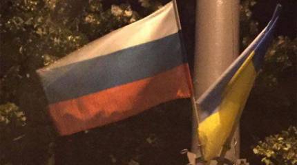 В Киеве болгарского президента встречают российскими триколорами?