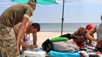 В Одессе повестки о мобилизации раздают уже на пляжах