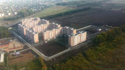 Молодые летчики на Кубани вместе с приказом о назначении получают ключи от квартиры.