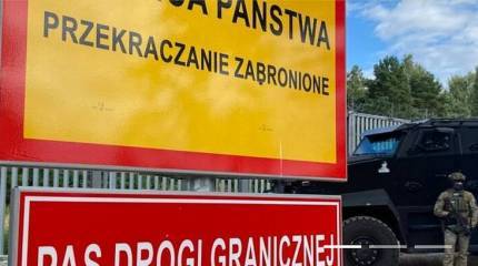 Мигранты со стороны Белоруссии забросали петардами и камнями польских пограничников