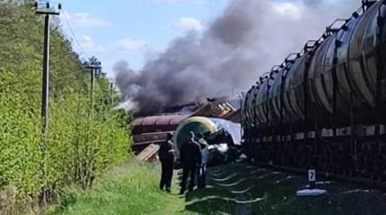 В Брянской области из-за подрыва полотна сошел с рельсов поезд с нефтепродуктами