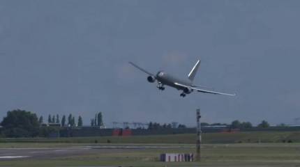 Американцы небезопасно посадили КС-46 на Парижском авиашоу