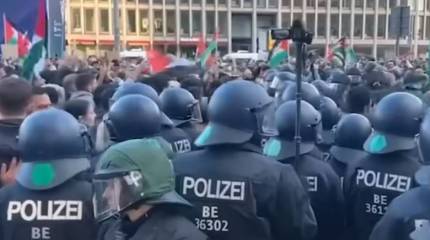 Участники митинга в Берлине пообещали превратить в «сектор Газа» один из районов столицы ФРГ