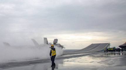 Из-за неуставных «соревнований» между регулировщиками ВМС США пересмотрят работу офицеров палубной авиации