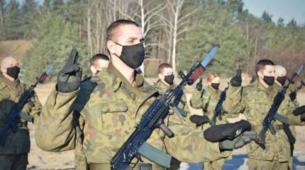 «Без головных уборов на морозе»: Поляки раскритиковали Минобороны за формат церемонии с новобранцами