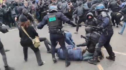 Участники манифестаций бастуют против повышения пенсионного возраста во Франции