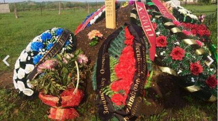 "Впечатляющая" работа британских СМИ: сфотографировали три могилы - заявили, что в них похоронены военнослужащие РФ, погибшие на Украине...